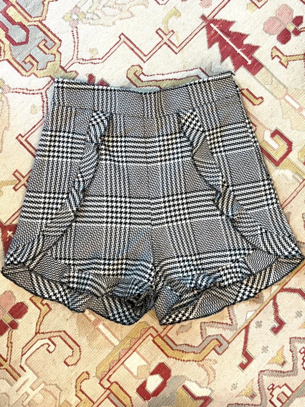 Zara tulip short in black/white houndstooth, Size S.